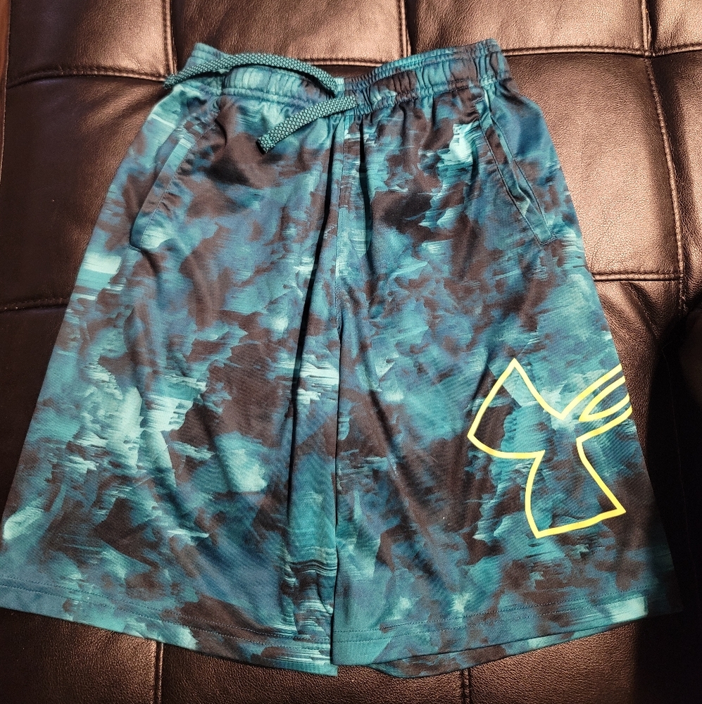 Boys Under Armour Shorts LG